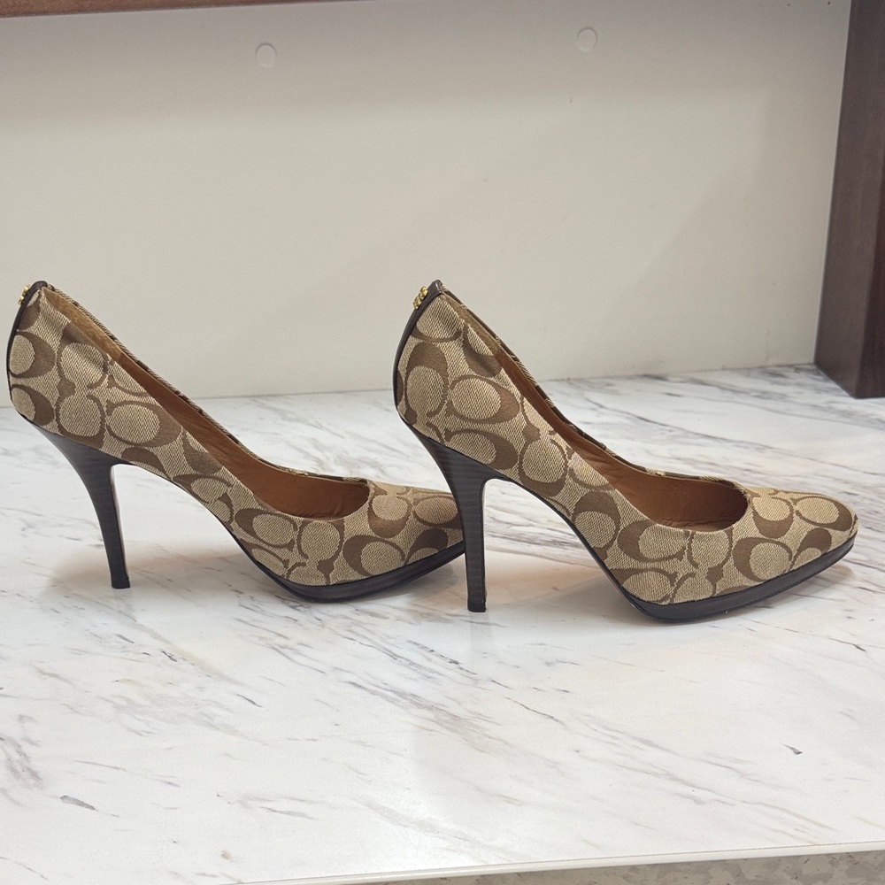 Coach Signature Pattern Tan Heels - Picture 4 of 6
